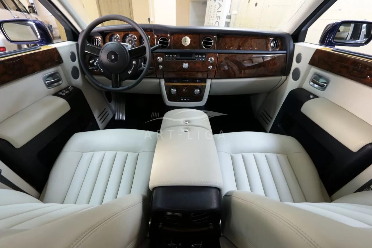 Макси роллс меню. Rolls Royce Phantom 2008 салон. Кожаный салон Роллс Ройс. Rolls Royce Cullinan салон багажник. Rolls Royce 1984 салон.