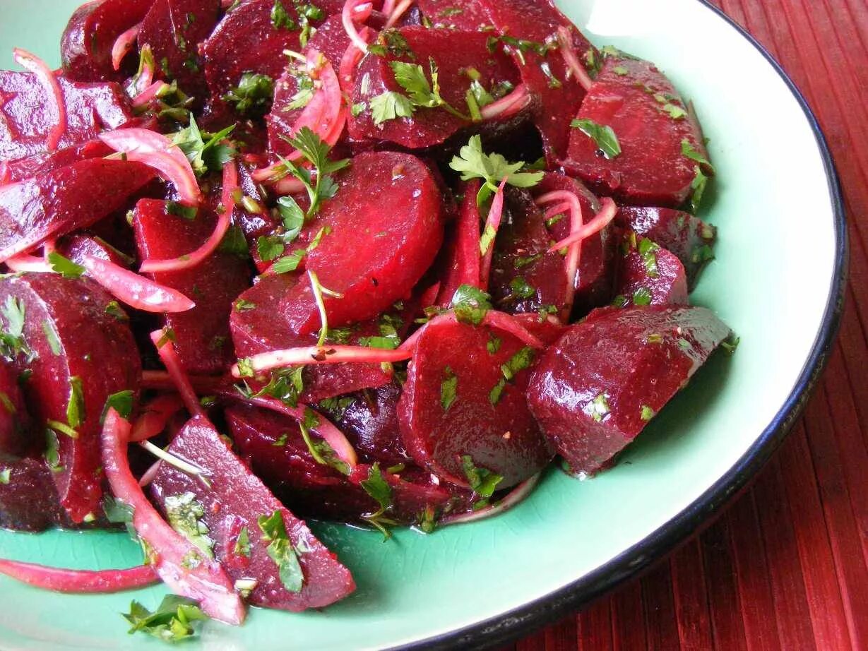 капуста со свеклой. квашеная капуста с свеклой и морковью. маринованный салат со свеклой. маринад для свеклы на зиму. капуста белокочанная хряпа.