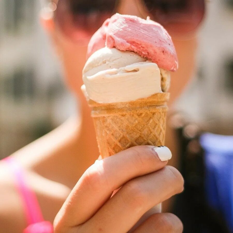 Какой жир в мороженом. Мороженое жара. Мороженое в жару. Некачественное мороженое. Мороженое в Европе.