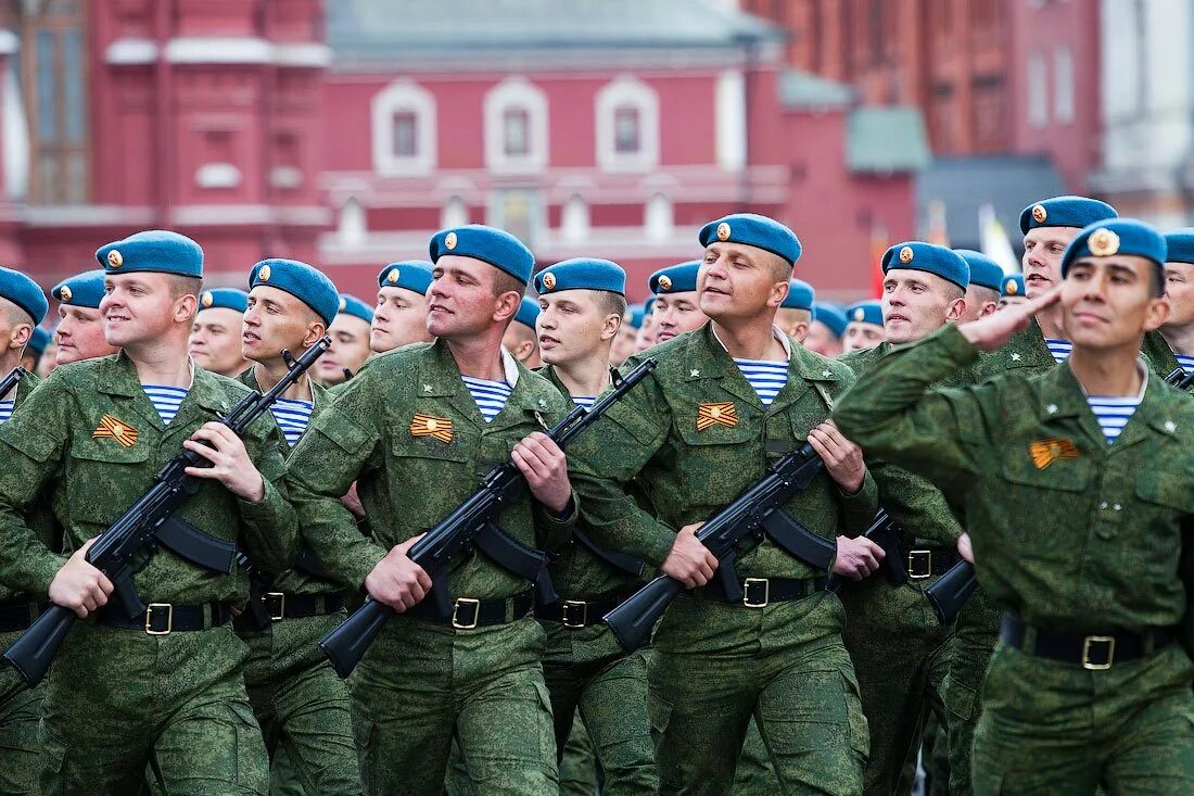 Вооруженные силы РФ ВДВ. Десантники на параде. ВДВ на параде. Современная армия.