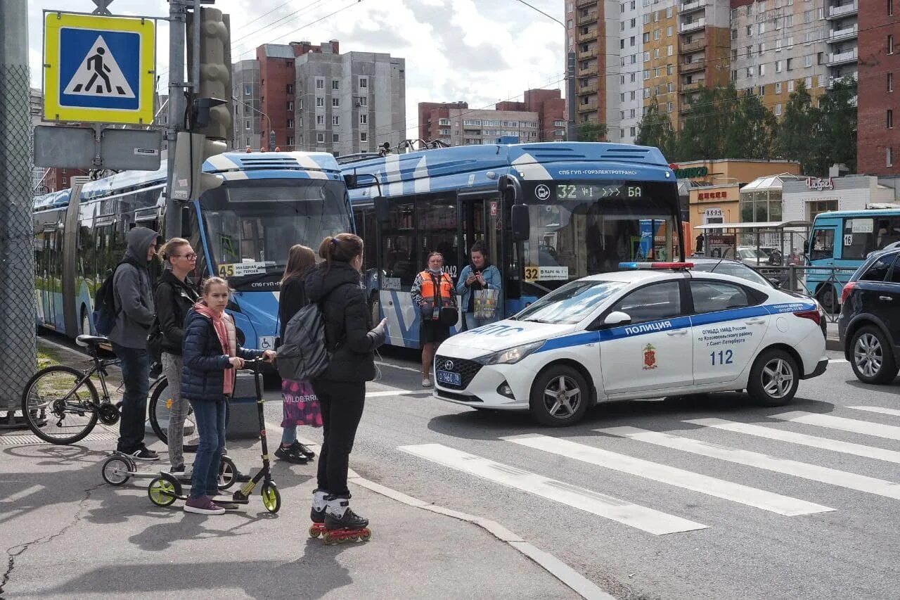 Пассажир вышел из автобуса. Пассажиры выходят из автобуса. с питера пригнали машину для инвалидов. реклама которую сейчас снимают на ленинском проспекте.