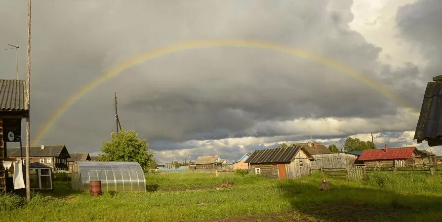 Радуга деревня пронское. Радуга в деревне. дождь и радуга в деревне. радуга над деревней. дом в деревне с радугой.