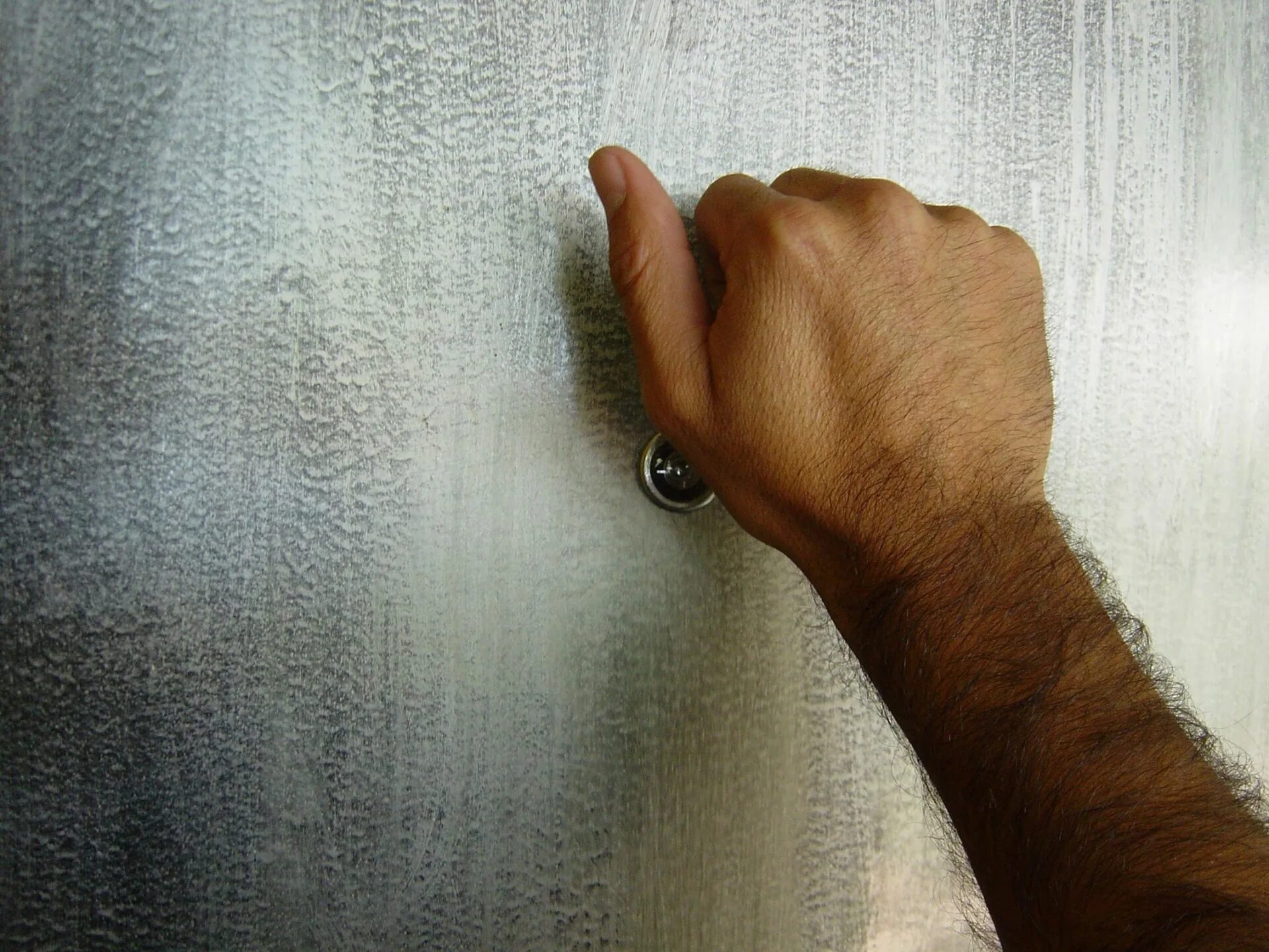 постучать по дереву суеверие. стучит рукой. рука стучится в дверь. стук по дереву. стучит рукой.