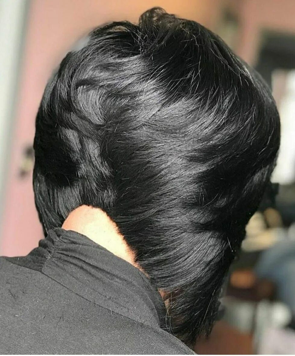 Брюнетка с каре со спины. Удлиненное каре на кудрявые волосы. Стрижка боб каре брюнетка. Брюнетка с каре со спины. Боб каре затылок.