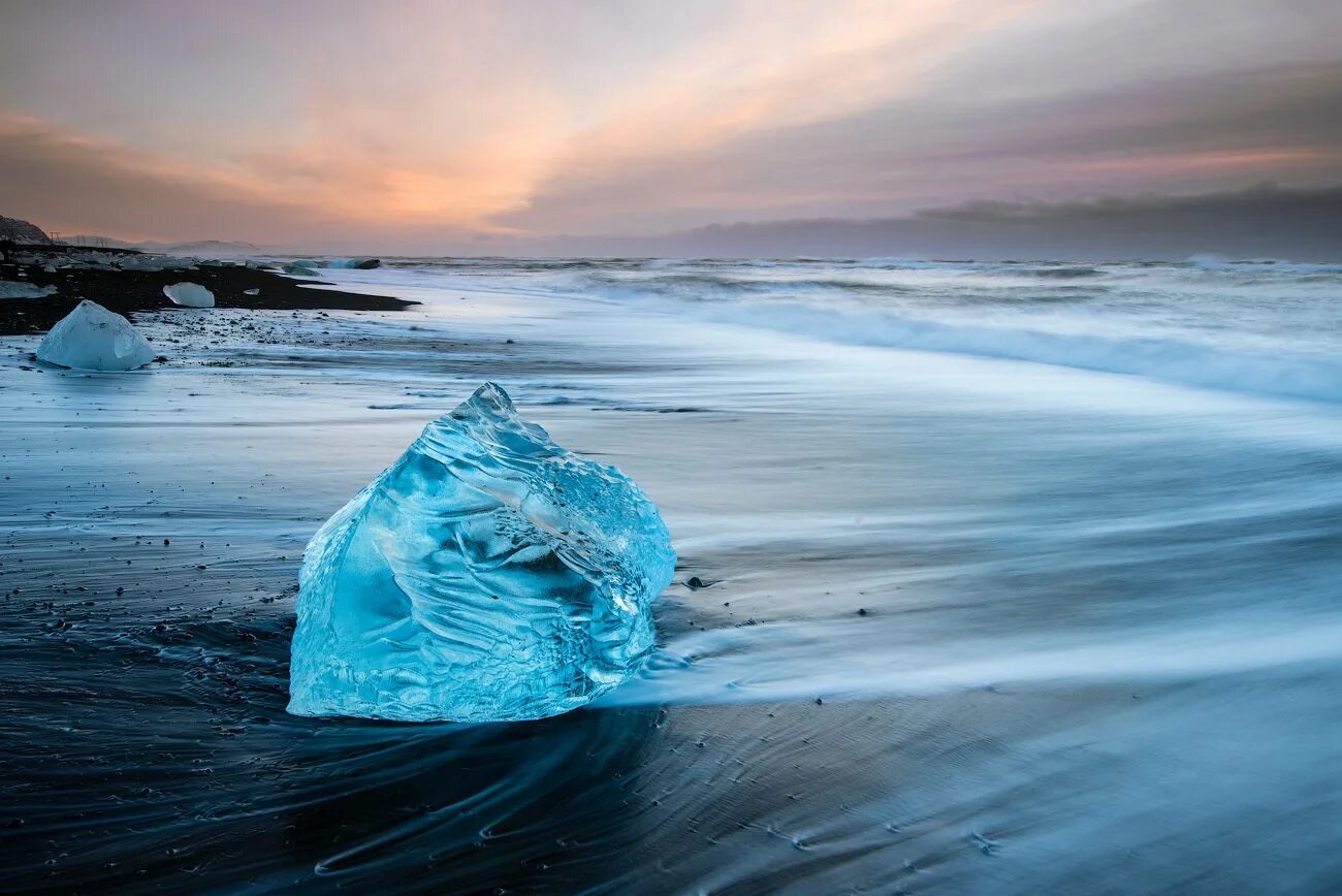 Вода покрыта льдом. Лед на море. Ледяное море. Синий лед. Холодное море.