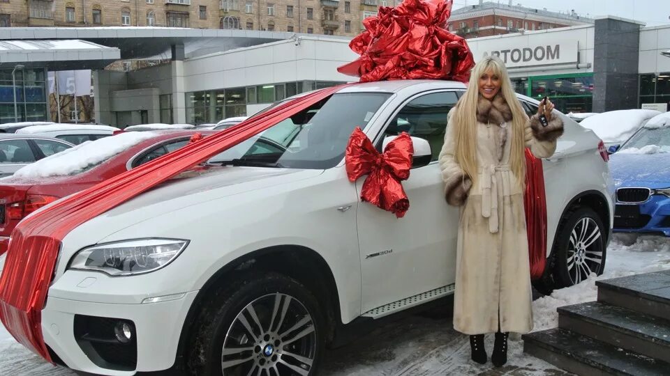 Подарил машину девушке. Машина в подарок девушке. Никита уманский дом 2 и настя паршина. Девушке подарили машину. Машина марины африкантовой.