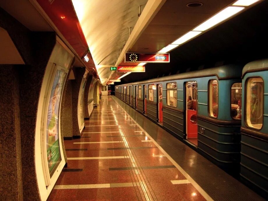 Венгрия метро будапешта. Станции метро будапешта. Линия м1 метро будапешт. Будапештский метрополитен поезда. Метро будапешта поезда.