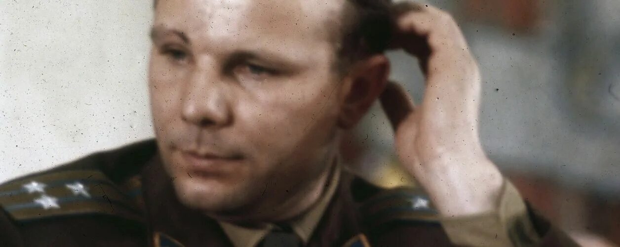 Шрам у гагарина на лбу откуда. Шрам Гагарина. Удивленный Гагарин. Гагарин шрам. Шрам Юрия Гагарина.