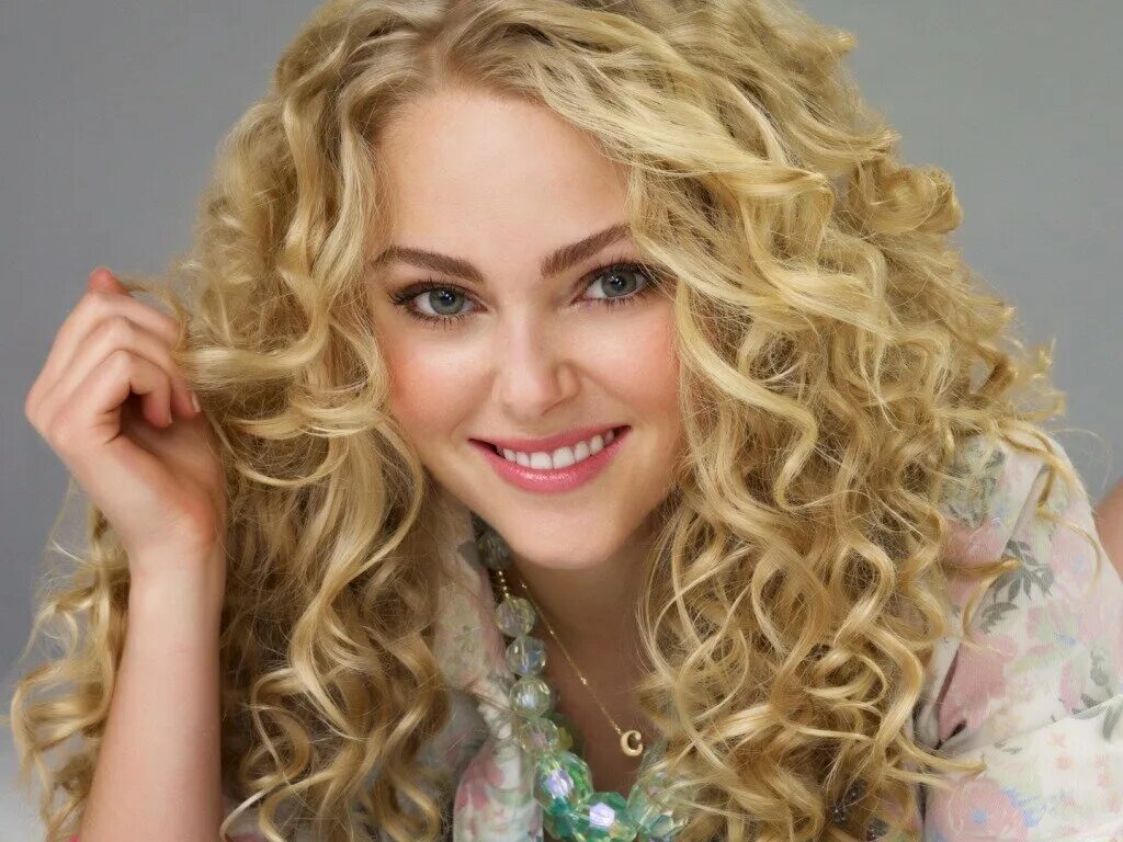 Бывает завивка волос. ANNASOPHIA Robb hair. Кудри Химка. Керли кудри биозавивка. Кудрявая блондинка.