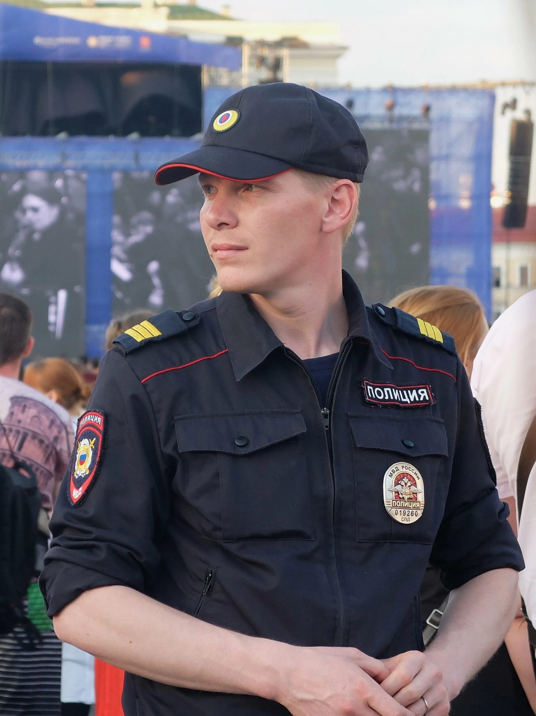 Полицейский. Российский полицейский. Полицейский человек. Обычный полицейский.