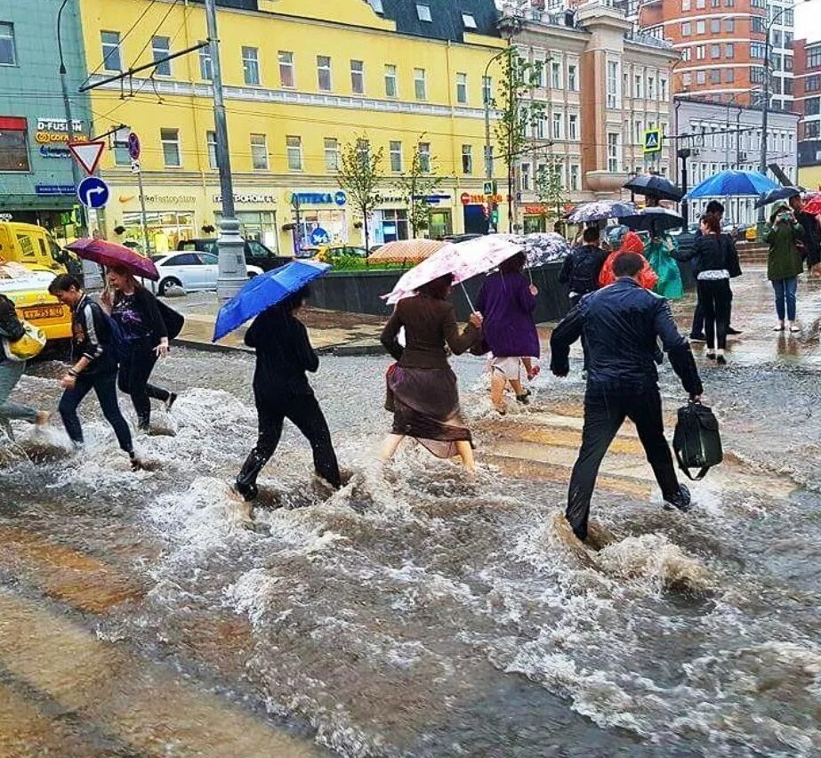 Пешеходы по лужам. Лужи в Москве. Бегут пешеходы по лужам. Дождь в Москве.