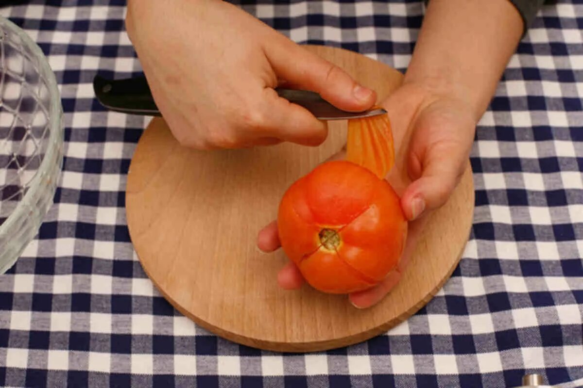 Кожура томатов. Шкурка помидора. Шкурка от помидора. Для очистки помидор от кожуры. Очистить помидоры от кожуры.