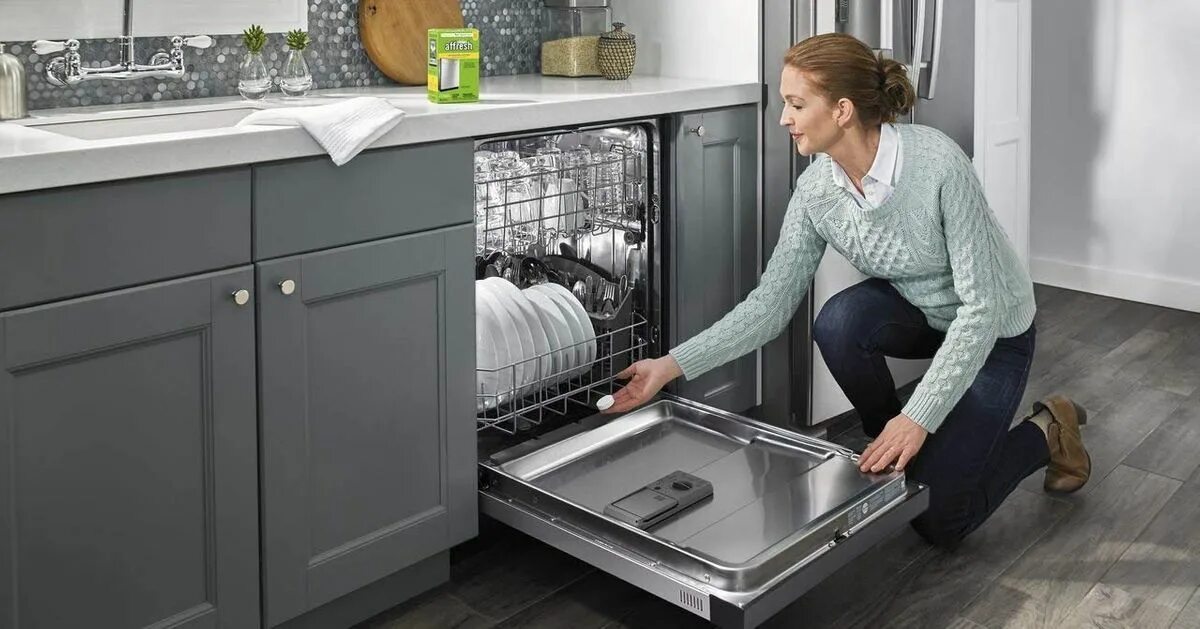 Почему посудомоечная машина стала. Посудомойка женщина. Посуда в посудомойке. Разгружать посудомоечную машину. Посудомоечная машина внутри.