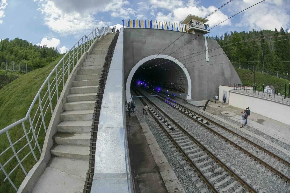 Бескидский Железнодорожный туннель. Бескидский Железнодорожный туннель через Карпаты. Бескидский тоннель в Карпатах. Железнодорожный туннель на Западной Украине.