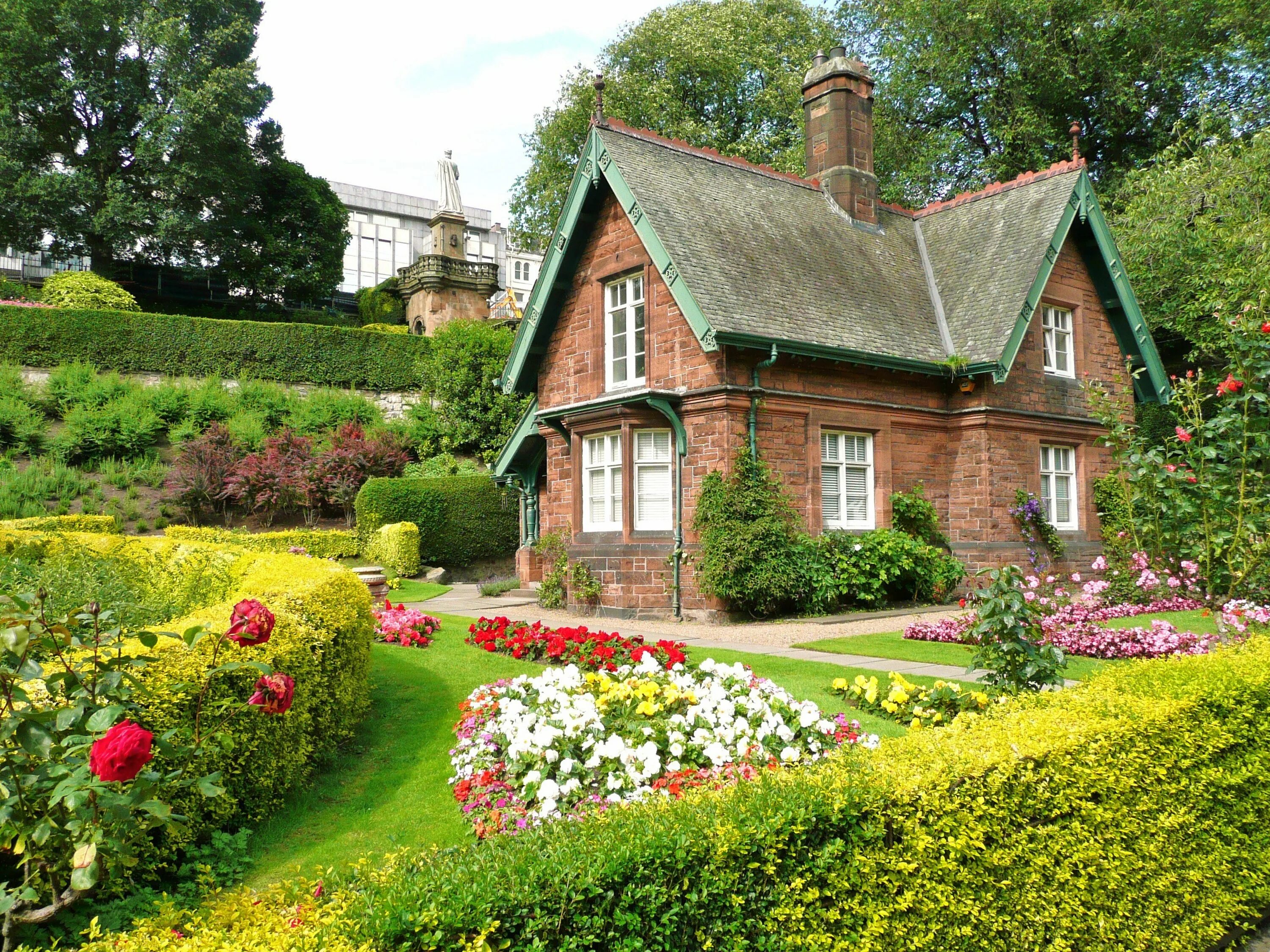 Красивый дом и сад. Английские домики с садом каменный Джейн Остен. Поместья Хэмпшир Англия. Домик садовника Эдинбург. Стиль Тюдор (Tudor Revival Cottage).