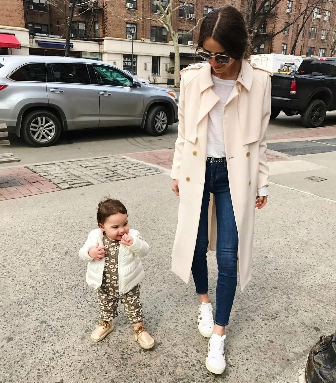 На прогулку с ребенком одежда для мамы. Модные мамы с детьми. Миранда керр стиль 2022. Образы для прогулки с ребенком. Образы для прогулки с ребенком.