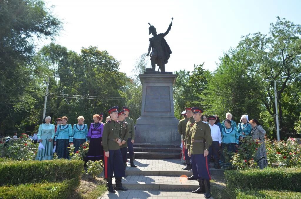 Памятник м и платову. Памятник платова в новочеркасске. атаман платов памятник. памятник м и платову в новочеркасске.