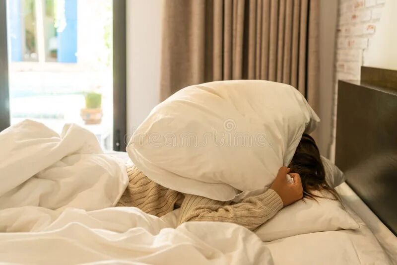 Белые утренние подушки. Ass under the Blanket of the sleeping girl.