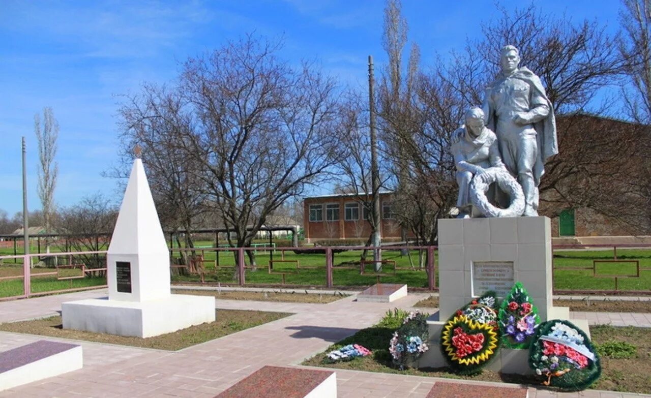 Зимовники сальск. Памятники в Пролетарске Ростовской области. Станица Буденновская Пролетарского района Ростовской области. Памятники станицы Мечетинской. Пролетарск Ростовская область Братская могила.