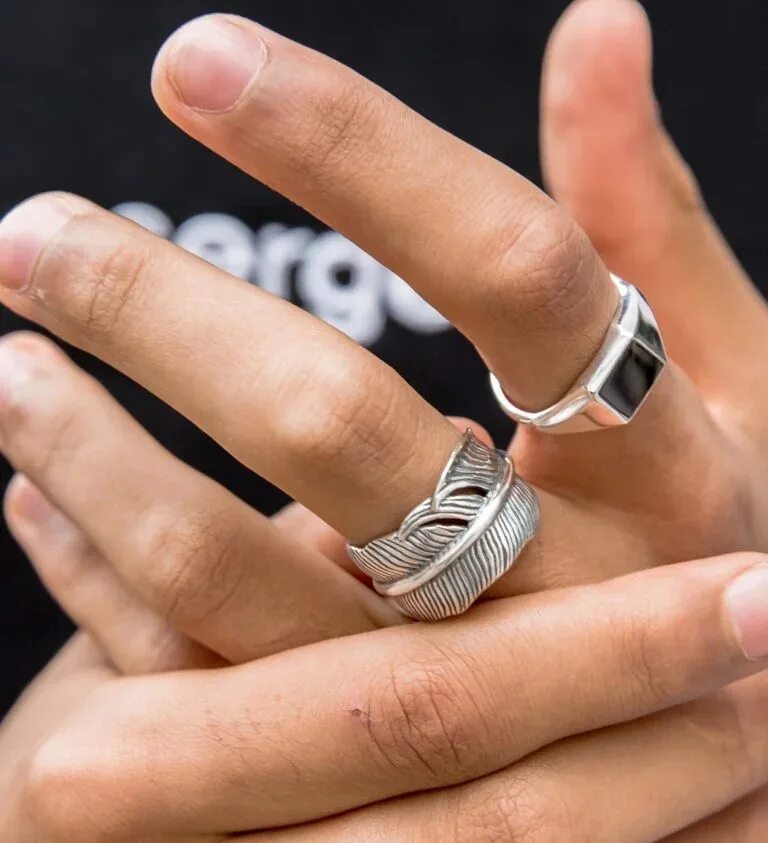 Перстень. Мужской перстень на руке. Кольцо мужскон на мезинец. Мужское кольцо на пальце. Кольцо печатка пальце.