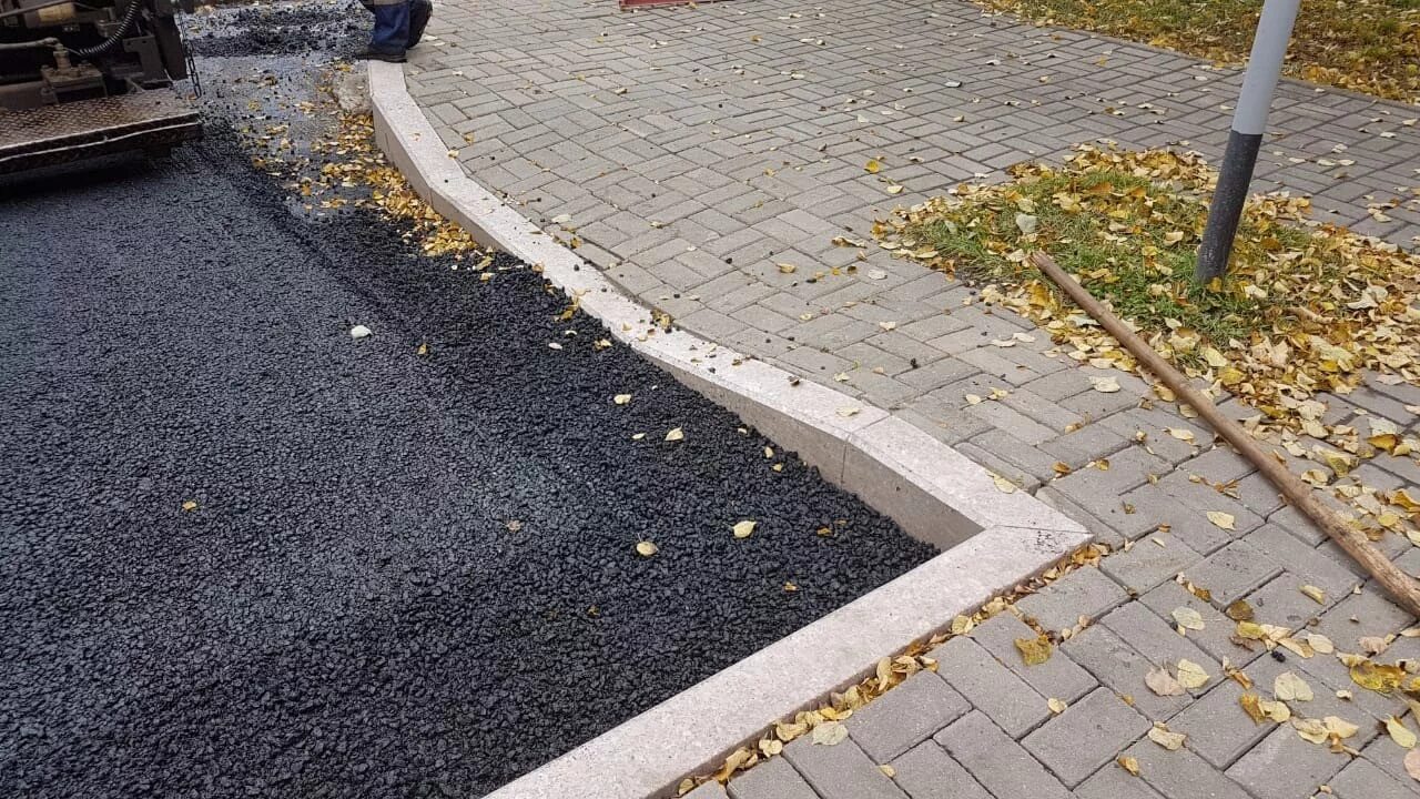 Понижение бортового камня. Съезд с тротуара. бордюрный пандус. пандус на тротуаре. понижение бортового камня на тротуаре.