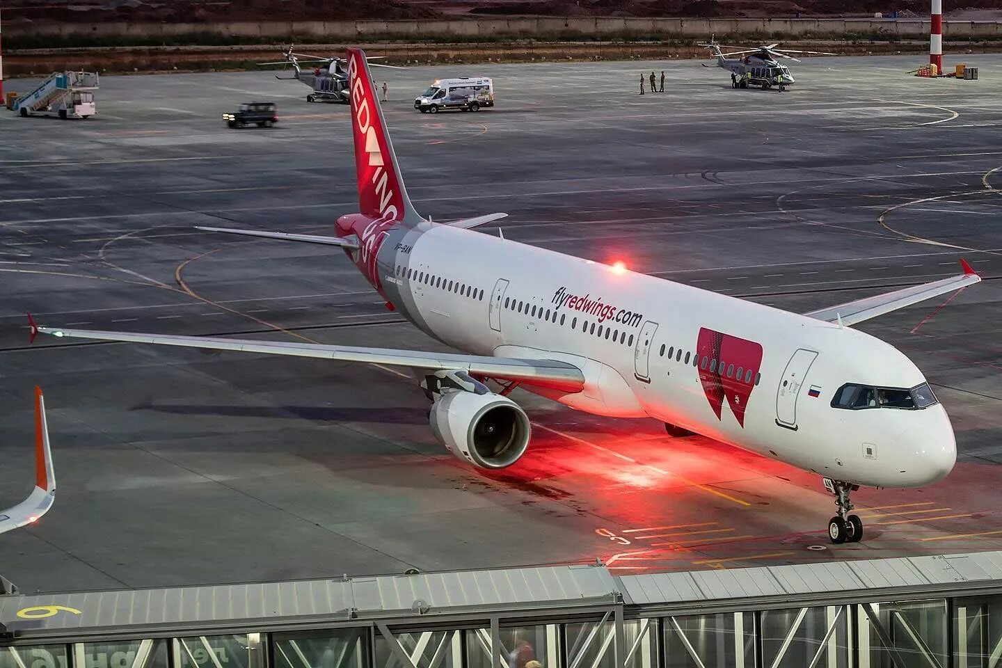 Airbus a321 ред Вингс. А321 VP-ban. Red Wings самолет 777-200. Боинг 777 ред Вингс. Boeing 777 200 red