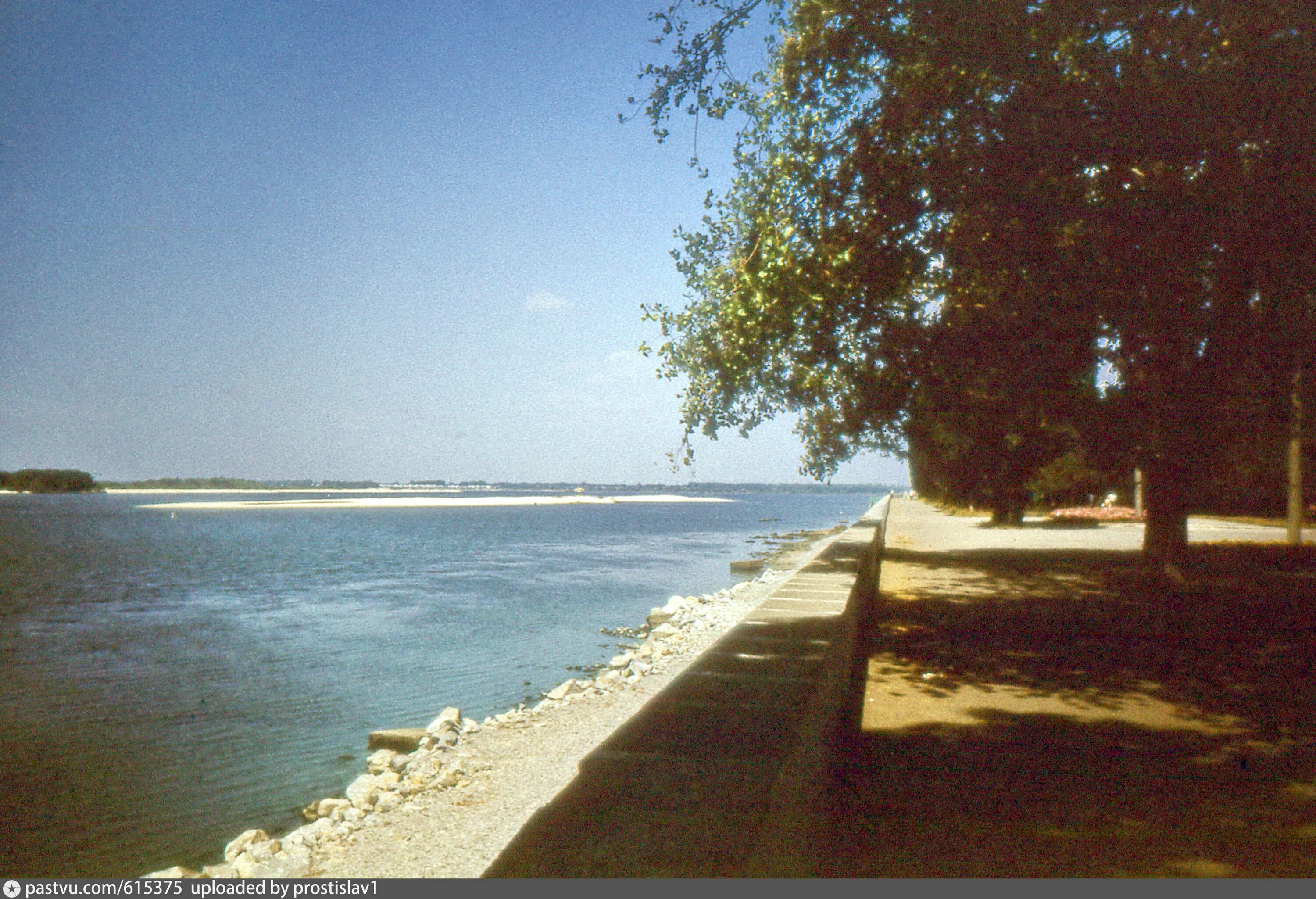 Река днепр в районе кременчуга. Кременчуг набережная днепра. Пляж на днепре в городе кременчуг. Кременчуг мост. Кременчуг днепр.