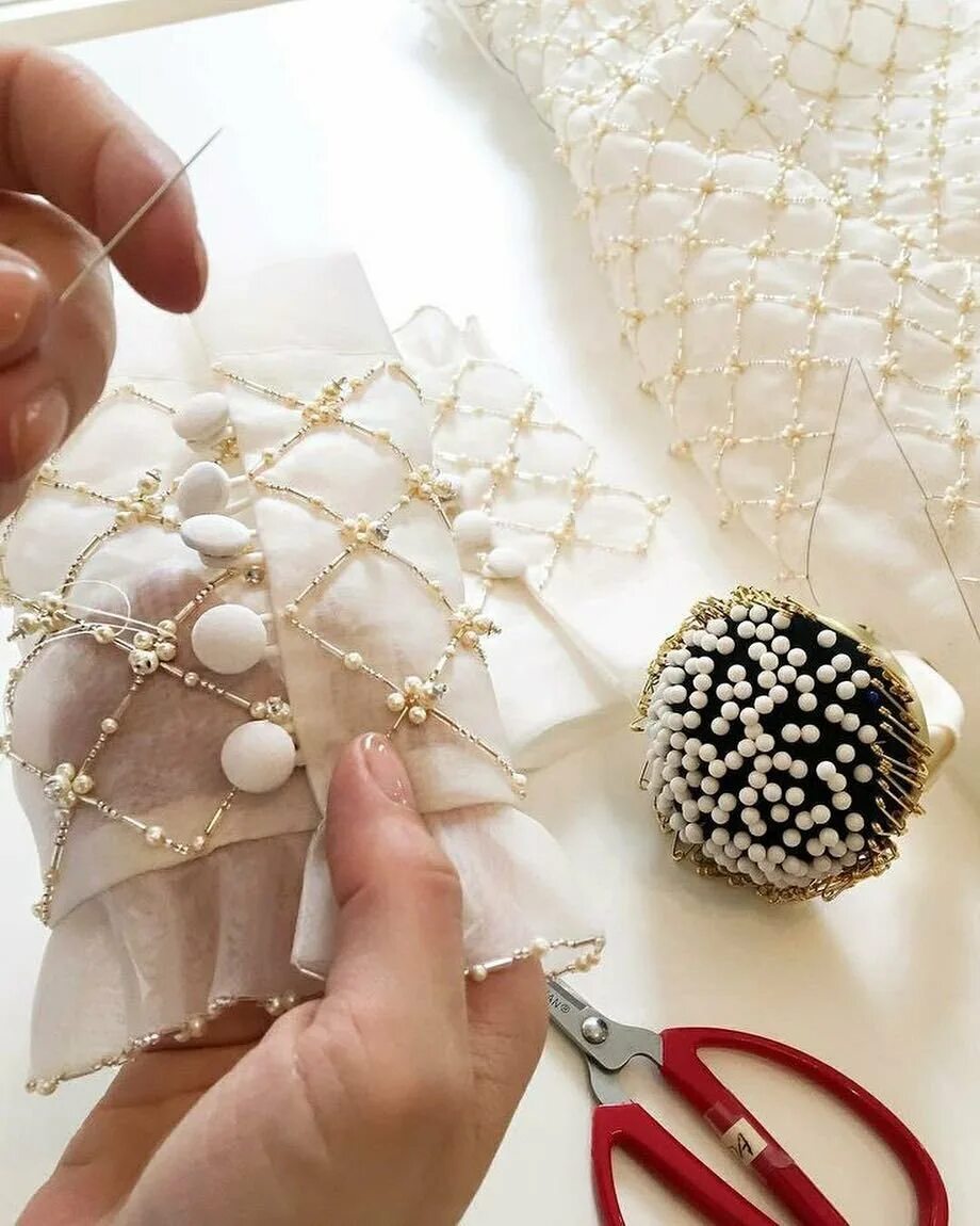 Вышивка жемчугом на одежде. Украшения из бисера. Подклад из бусин. Украшения из бусин , сережки. Украшения из розового жемчуга.