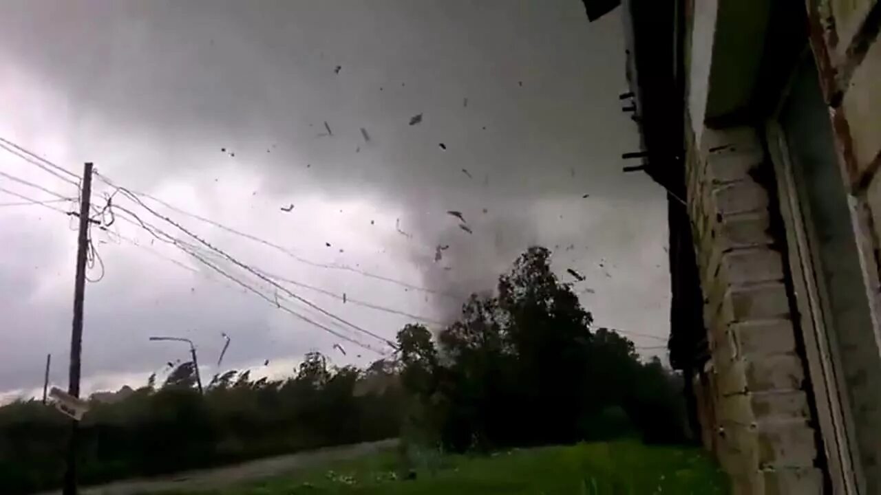 Сыктывкар смерч в човью. Ураган в сыктывкаре. Смерч в чебоксарах 2020. Автомойка сыктывкар човью. Смерч в ельце.