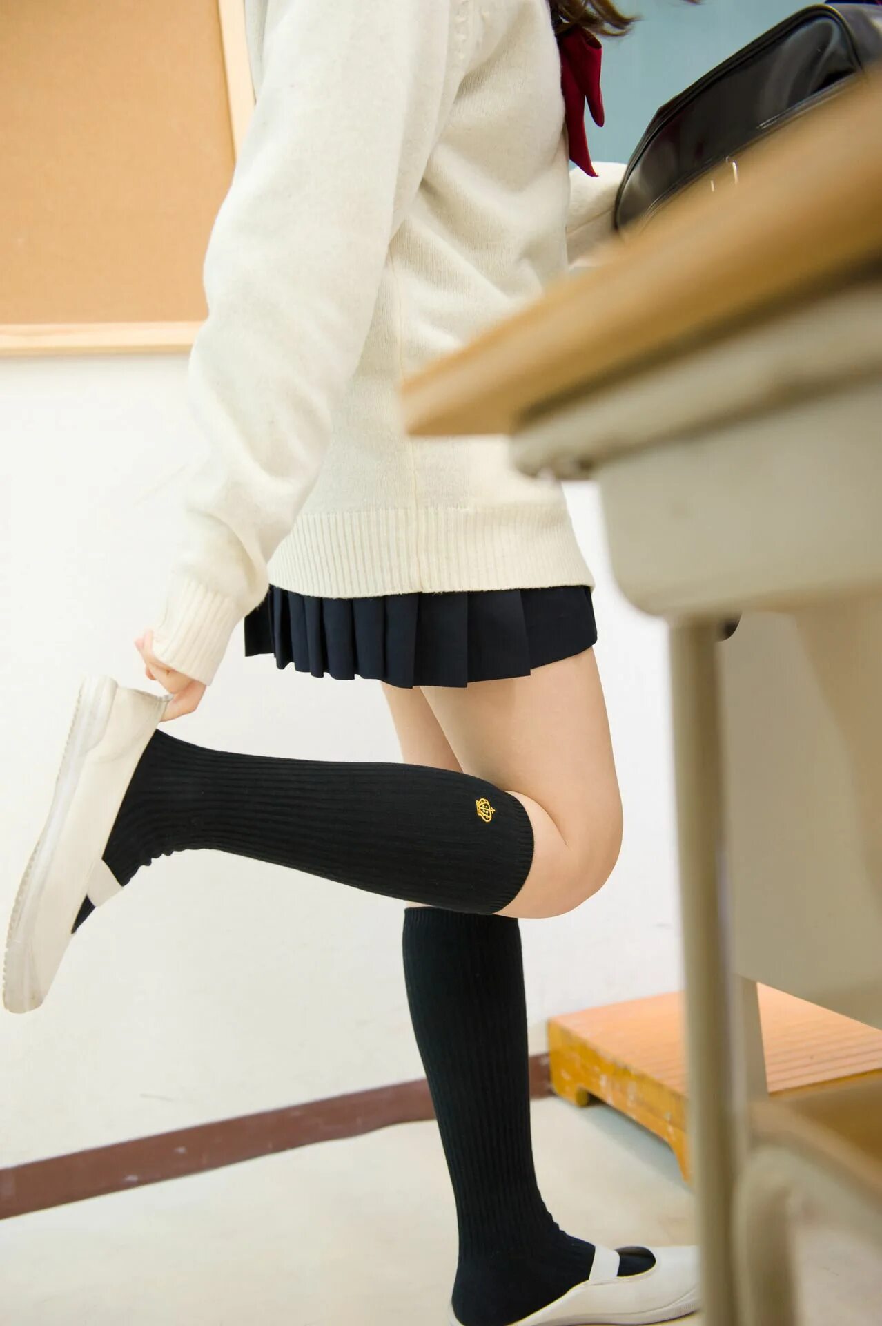 Гольфы в школу. Ноги девушки в школе. Гольфы для девочек. Красивые ступни школьниц. Ноги девушки в школе.