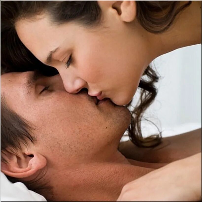 Sensual play. Красивый поцелуй. Нежный поцелуй. Утренний поцелуй. Девушка целует.