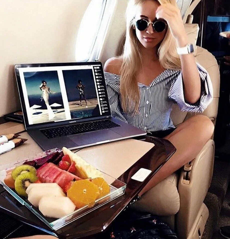 богатая жизнь. атрибуты роскошной жизни. роскошь и богатство. романтические поступки. шикарная жизнь.