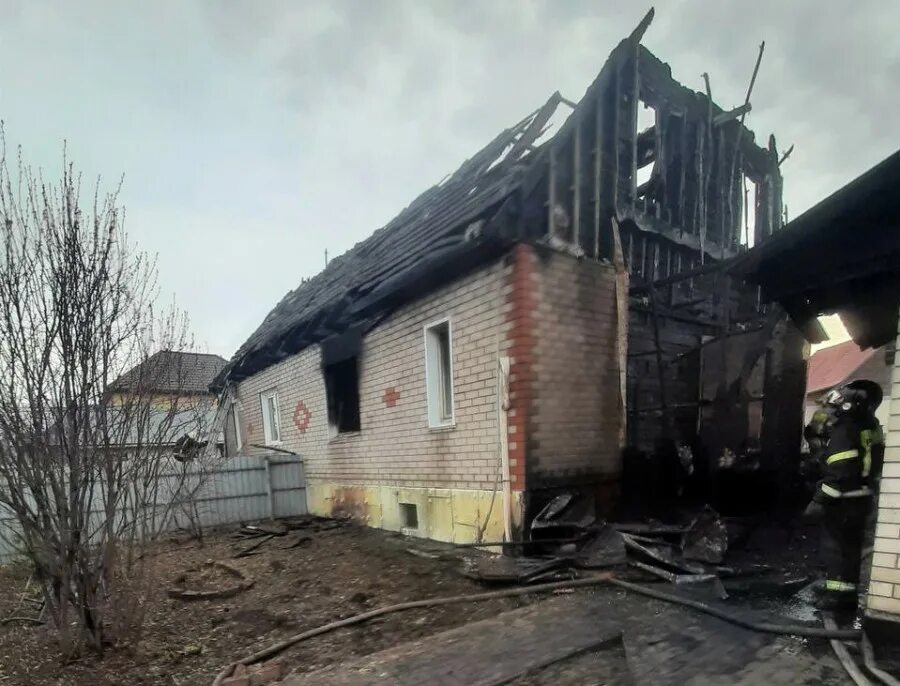 Пожар в поселке Авиаторов. В Барнауле сгорел дом. Пожар в частном доме. Ибреси 3 апреля 2022 пожар.