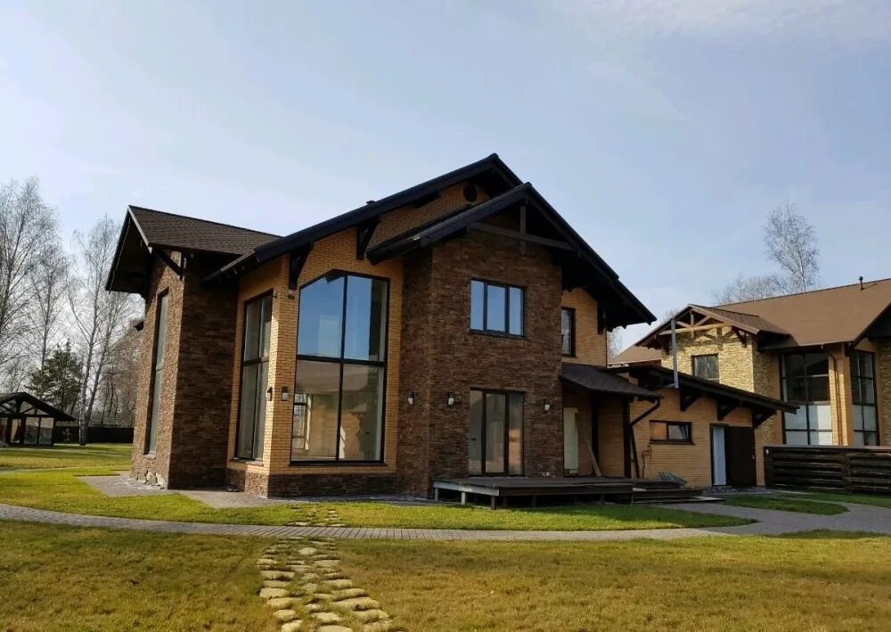 Проекты интересных недорогих домов. Дом на 4 семьи брус. Какой дом можно. Дом с мансардой и гаражом. Детинец клееный брус.