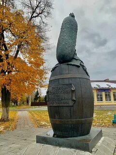 Памятник огурцу