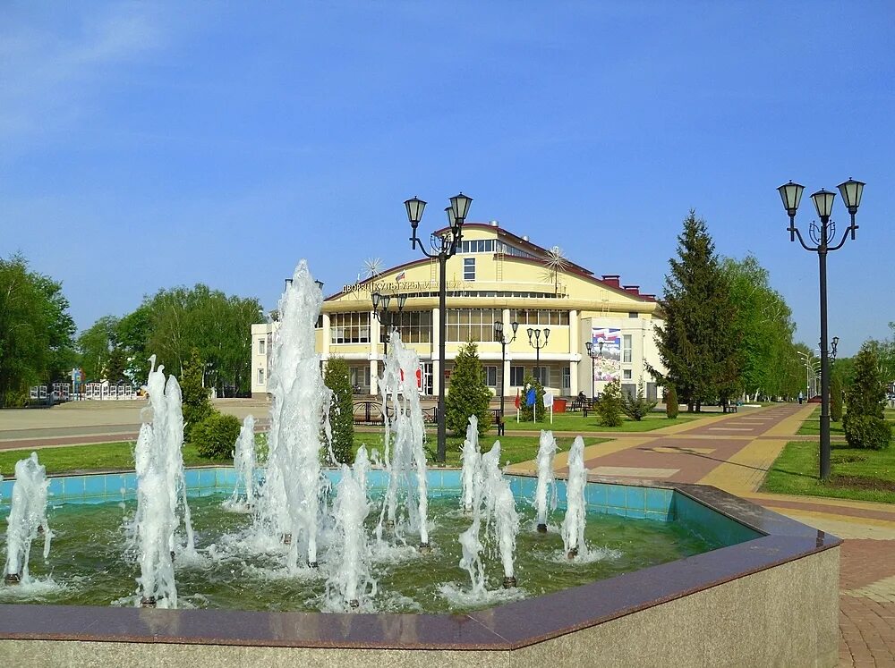 Город грайворон белгородской области. Грайворон Белгородская. Центр города Грайворон Белгородская область. Грайворон парк Петровская Круча.