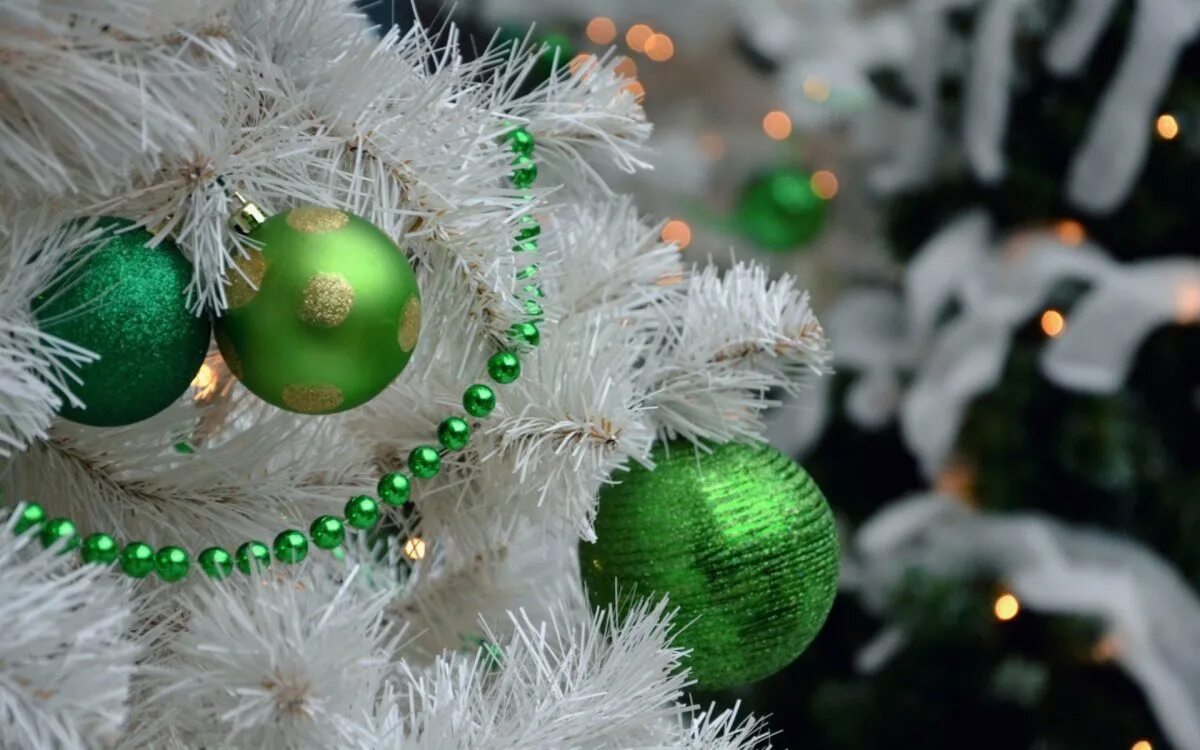 Бусы на елку. Новогодняя елка зеленые украшения. Елочные шары на елке. Новогодняя елка с шарами.