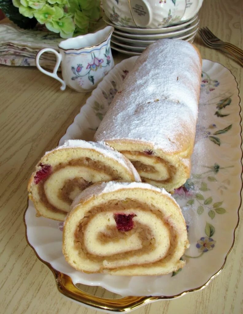 Рулет бисквитный с кремом. Бисквитные рулеты лакомка. Домашний вкусный рулет пошагово. Домашний вкусный рулет пошагово. Бисквит для рулета.