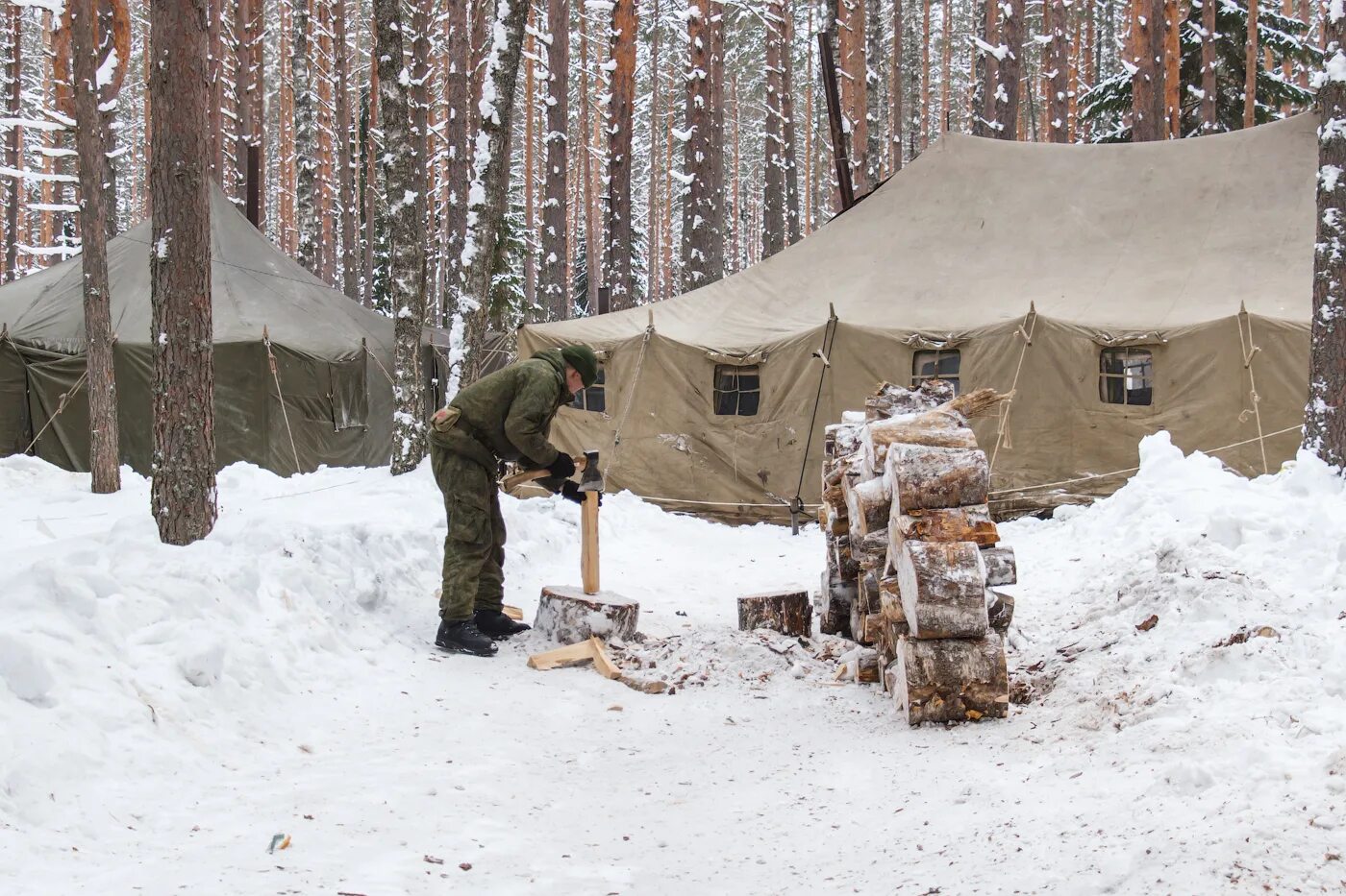 Военная палатка в полевых условиях. Размещение войск в полевых условиях. Размещение военнослужащих в полевых условиях. Продовольственный пункт питания в полевых условиях. Служба в полевых условиях