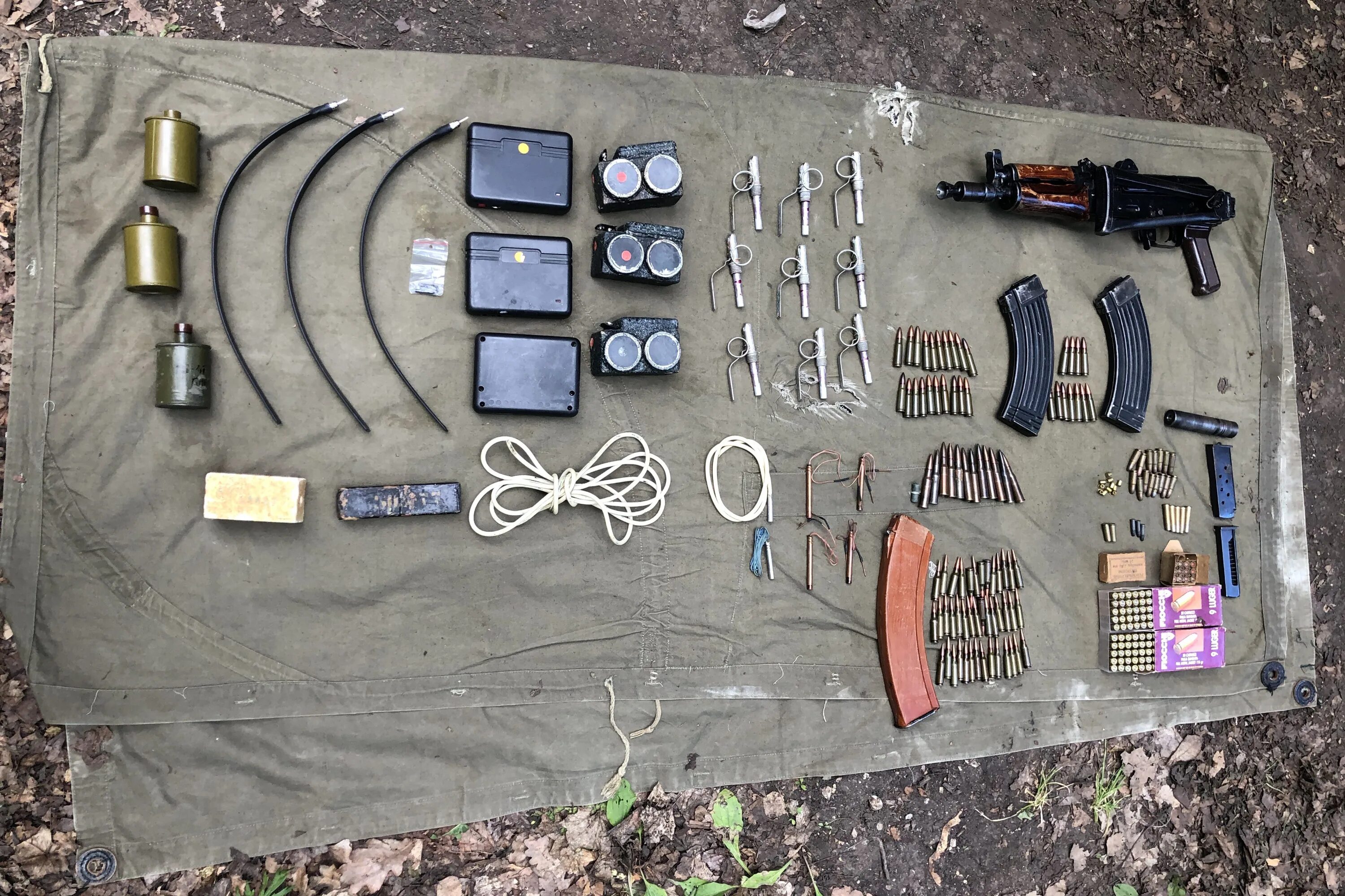 схрон дневник выживальщика. схрон арсенал выживальщика. схрон дневник выживальщика. продуктовый набор для выживания. партизанский схрон.