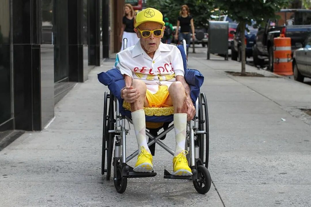 Инвалиды уроды. Дед на инвалидной коляске. Веселый инвалид. Смешные инвалиды. Коляска для инвалидов.