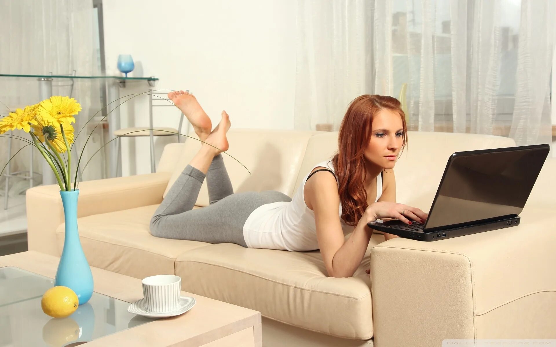 Женщина на диване с ноутбуком. Девушка с ноутбуком. Девушка с ноутбуком фото. Девушка за ноутом.
