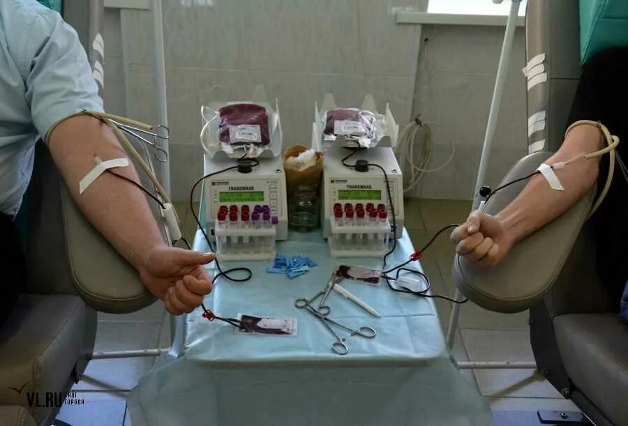 Как происходит переливание крови. Процесс переливания крови. Прямое переливание крови. Переливание донорской крови.