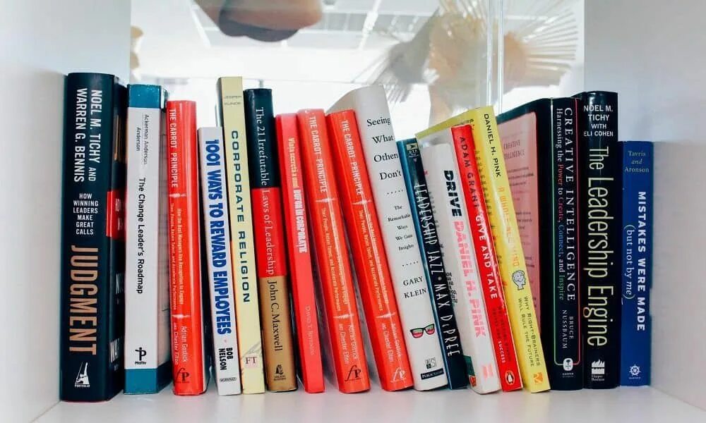 Ли якокка с женой. By goleman d. Leaders books. Саймон синек лидеры едят последними. Книги про лидерство.