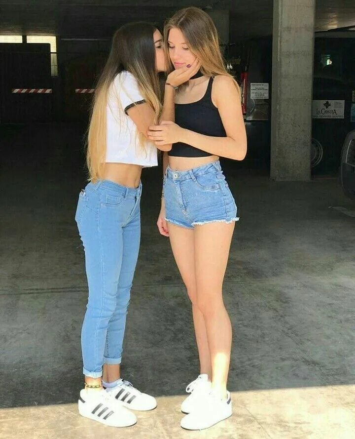 Подружки дети. Потрогал девушку друга. Трогает подругу. Парень и девушка в школе. Красивый первый раз подростков.