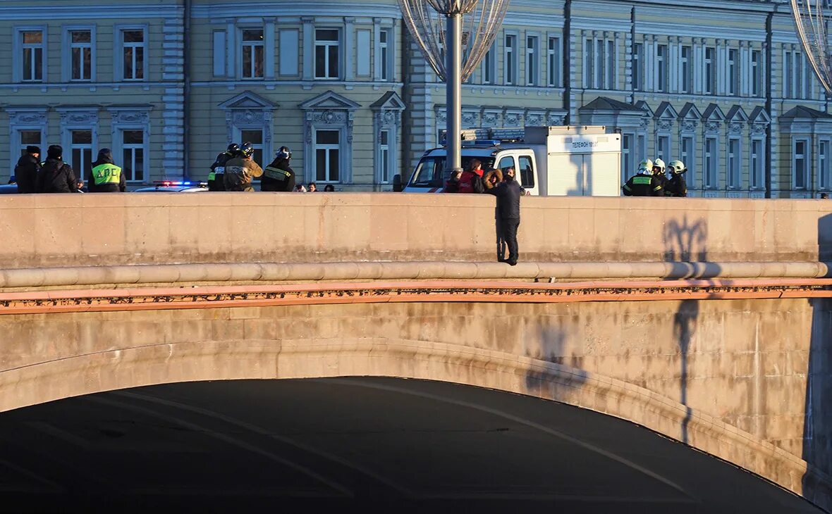 Новости москвы спб. Москворецкий мост в Москве. Обводный канал мост самоубийц. Большая Ордынка-Ратушная набережная-Москворецкий мост. Троллейбусная линия Москворецкий мост.