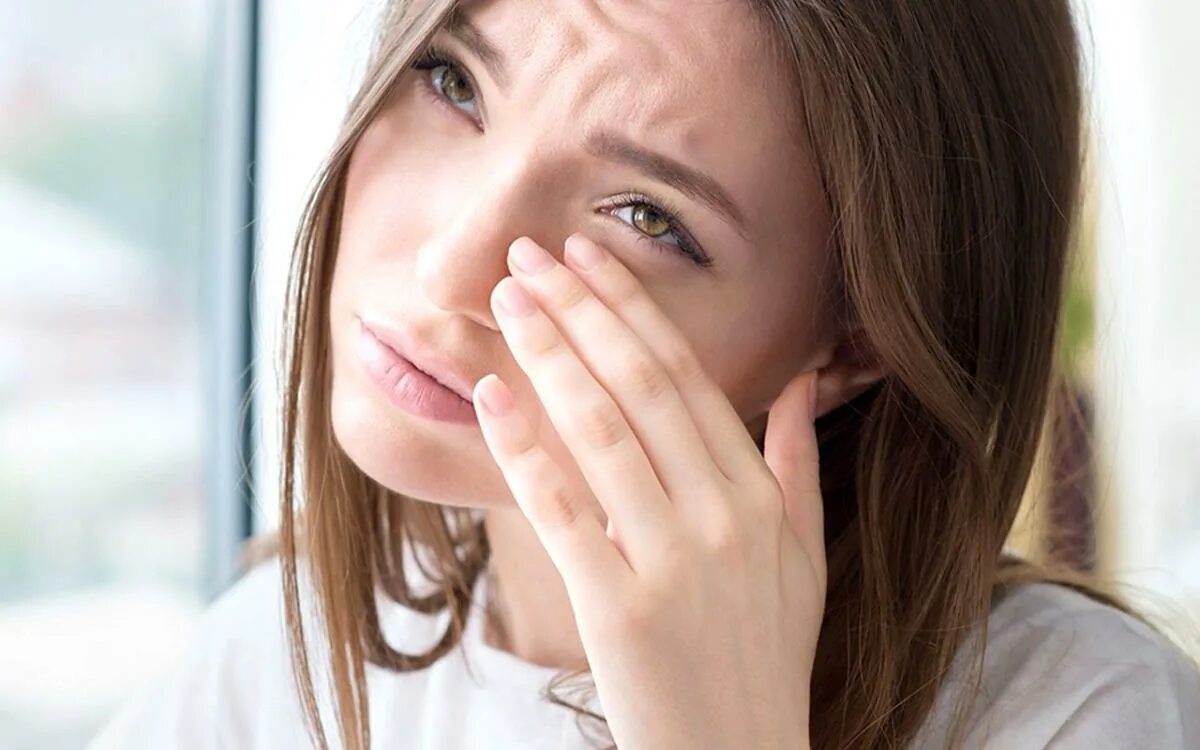 Сухость дискомфорт. Сухость дискомфорт. Трет глаза. Корейская девушка косметика. Трет глаза.