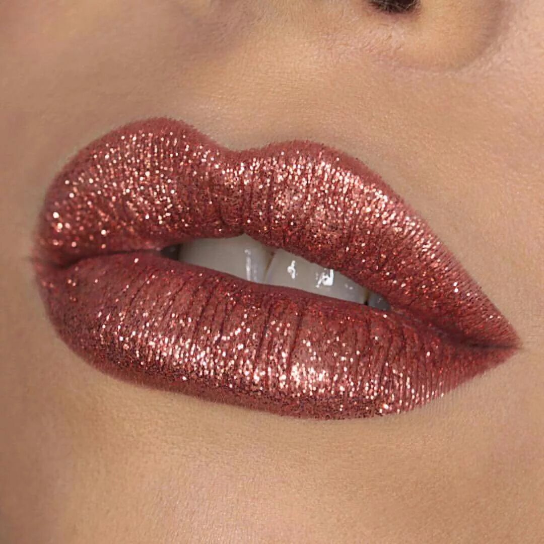 Коричневые губы. Макияж с золотистыми тенями. Diamond crushers lit lime crime. Блеск для губ. Коричневая помада матовая.