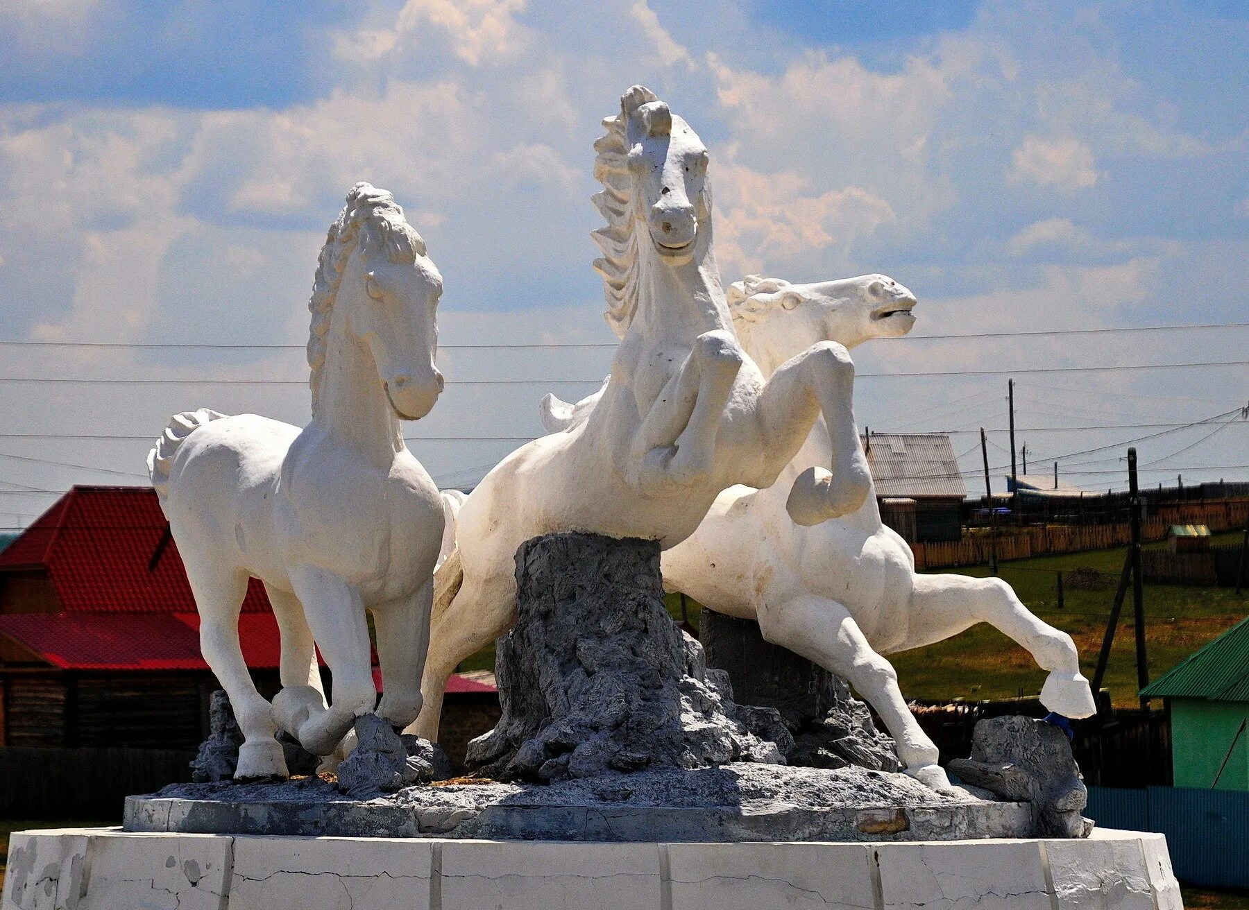 Памятник три коня Агинское. Посёлок Агинское Забайкальский край. Агинское Забайкальский край мемориал. Статуя Бальжин Хатан Агинское.