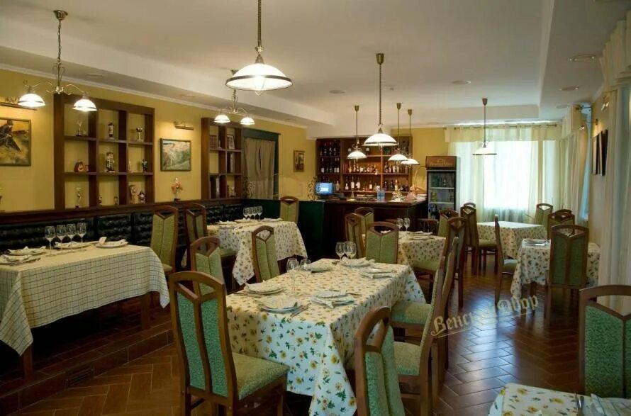 Кафе кавказский дворик нижний новгород. Кафе с двориком в нижнем новгороде. Сербский дворик нижний новгород. Ресторан балканский дворик нижний новгород. Сербский дворик нижний новгород.